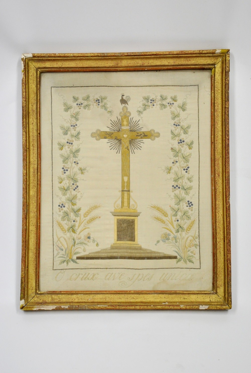 tissu brodé encadré religieux représentant La Sainte Croix