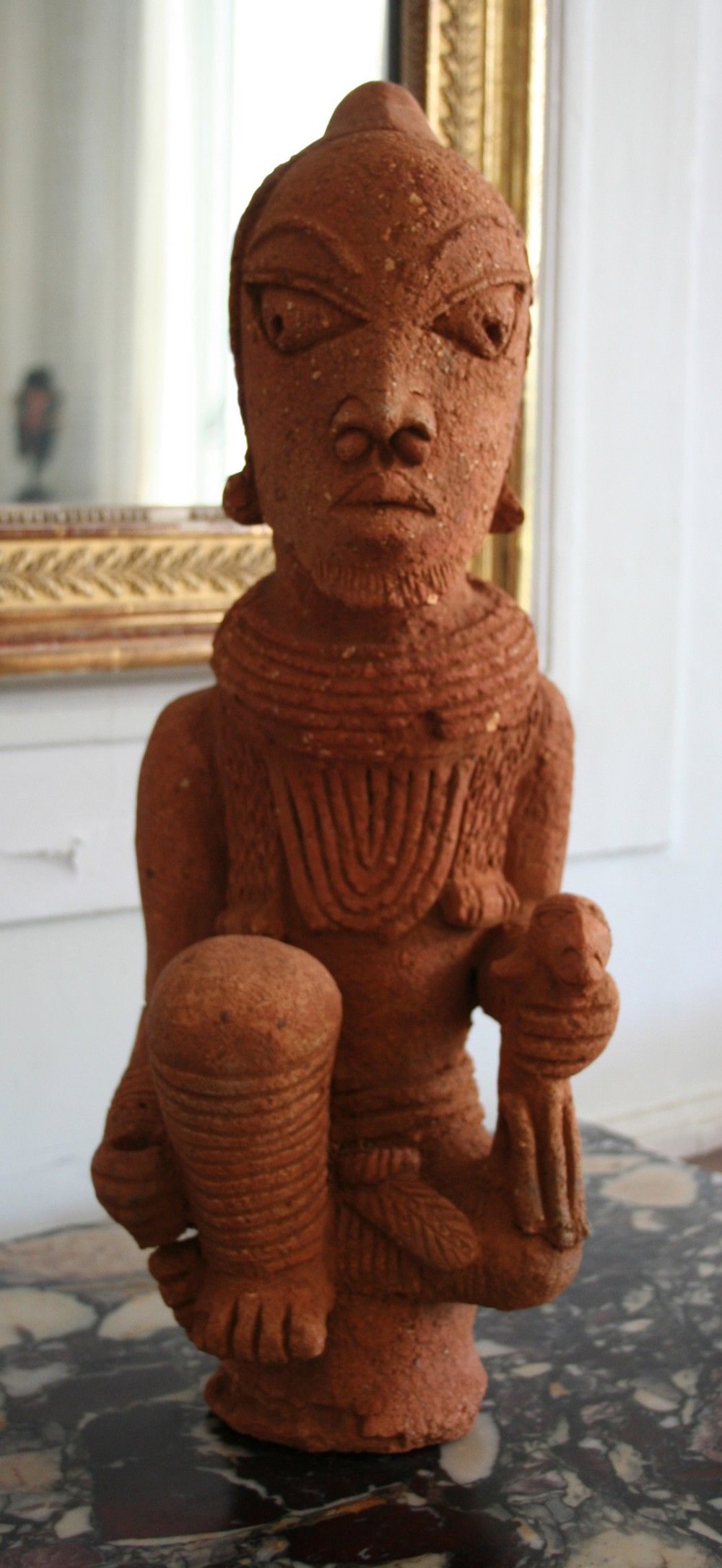 terre  cuite Nok
personnage avec oiseau
Nigeria