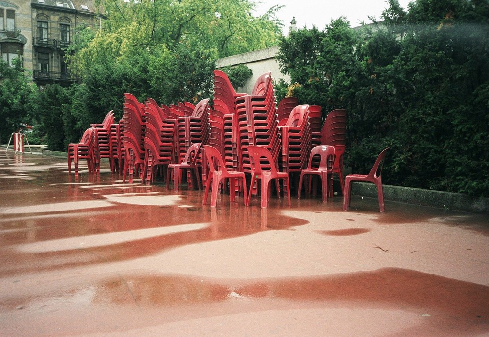 Sans titre (chaises rouges)