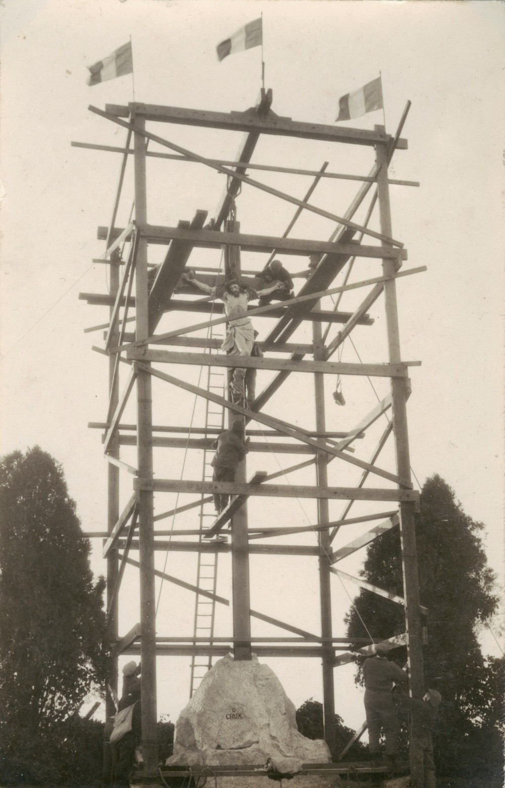 st (installation Christ sur échafaudage)